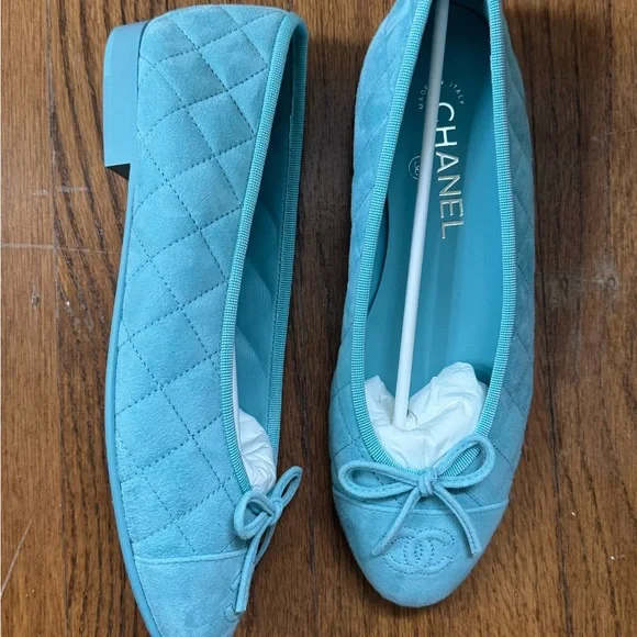 CHANEL Turquoise Quilted Suede Ballet Flats with CC Bow - Picture 2 of 6